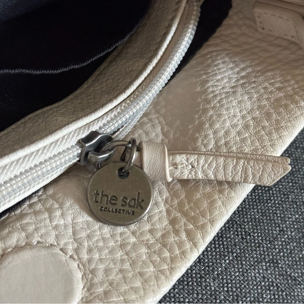 The Sak 100% Leather Cream Shoulder Bag - Picture 9 of 16